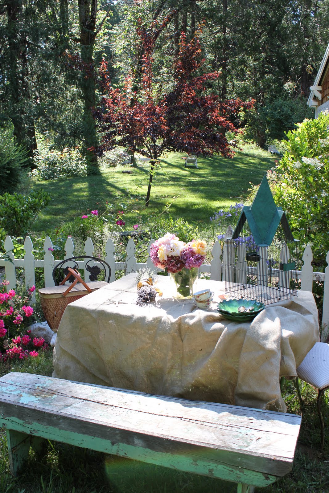 LITTLE GARDEN VIGNETTE - French Country Cottage