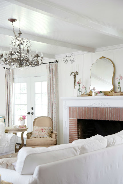 Summer living room with whites and flowers