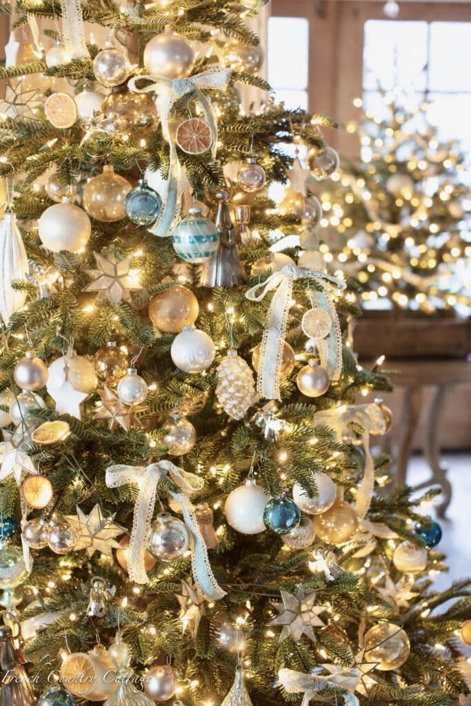 Pretty gold, blue and White Christmas tree